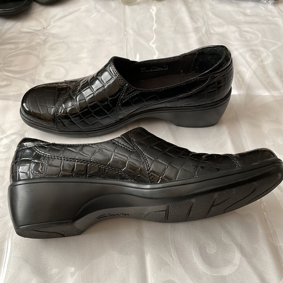Clarks Womens Loafers, size 8.5M - Picture 2 of 4
